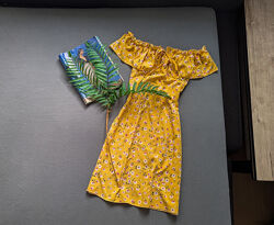 Літня коротка сукня в квітковий принт з відкритими плечима