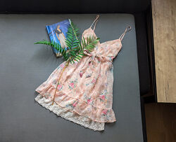 Чарівна літня коротка сукня в квітковий принт на тонких бретелях з мереживо