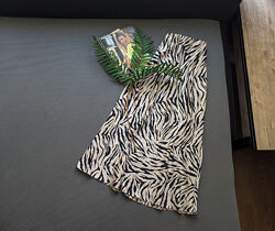 Стильна сатинова спідниця міді в анімалістичний принт s m