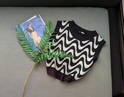 Стильна вкорочена жилетка в орнамент s/m