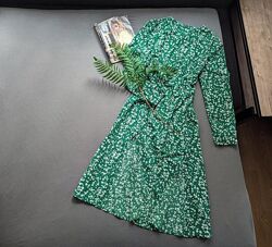 Яскрава приталена сукня міді з розрізами в квітковий принт