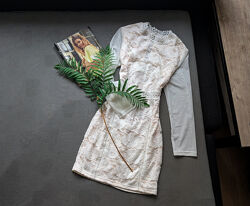 Ніжна коротка мереживна сукня по фігурі в обтяжку