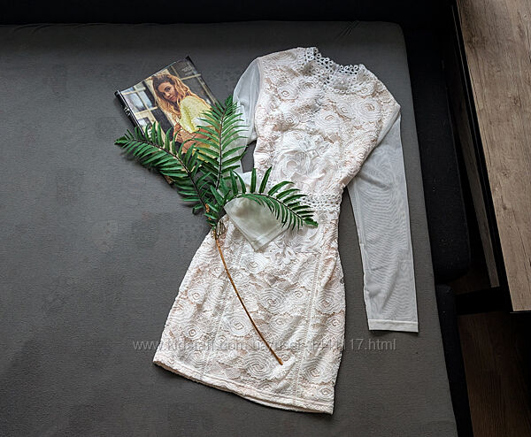 Ніжна коротка мереживна сукня по фігурі в обтяжку