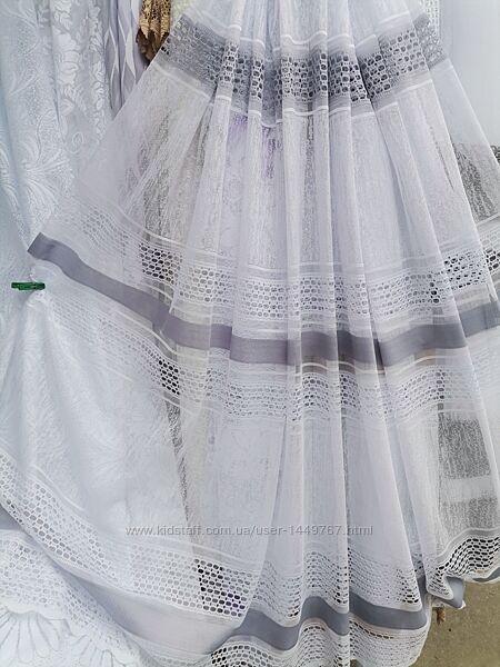Короткий тюль білого кольору з сірими смужками