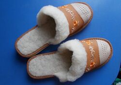Кожаные женские тапочки на овчине