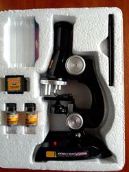 Дитячий Мікроскоп з аксесуарами, на батарейках, у коробці.