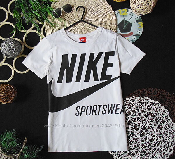 Стіляча футболка Nike