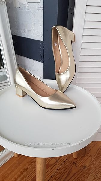 Золотые туфли на широком устойчивом каблуке.