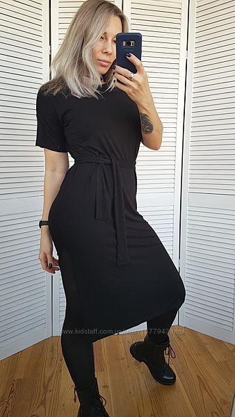 Черное платье миди с боковым разрезом с поясом