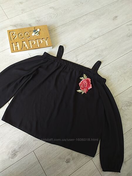 Чорна блузка з розою.