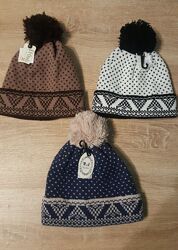Шапка вязана з помпоном утеплена на міху