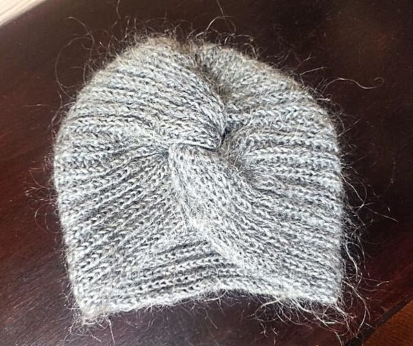 Модная красивая серая теплая мохеровая шапочка-чалма