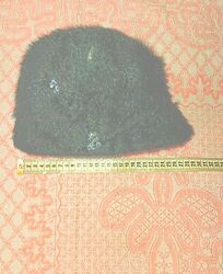 Пуховая плотная с маленьким козырьком, на подкладке отличная шапка-жокейка