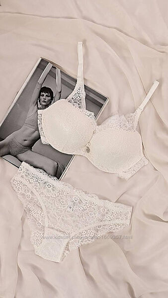 Комплект жіночої нижньої білизни бюстгальтер та труси білий код П1074