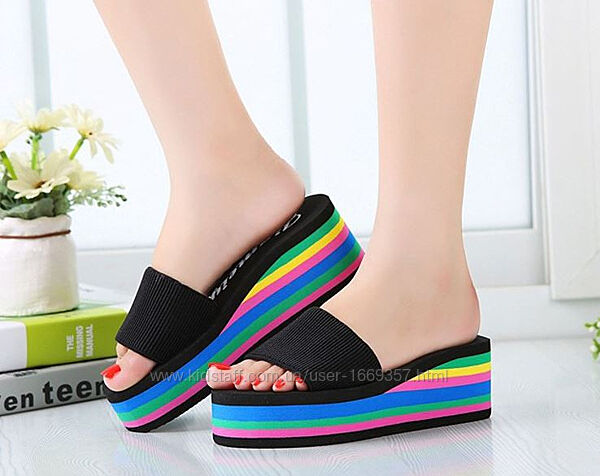 Шльопанці жіночі чорні на кольоровІй танкетці Б726