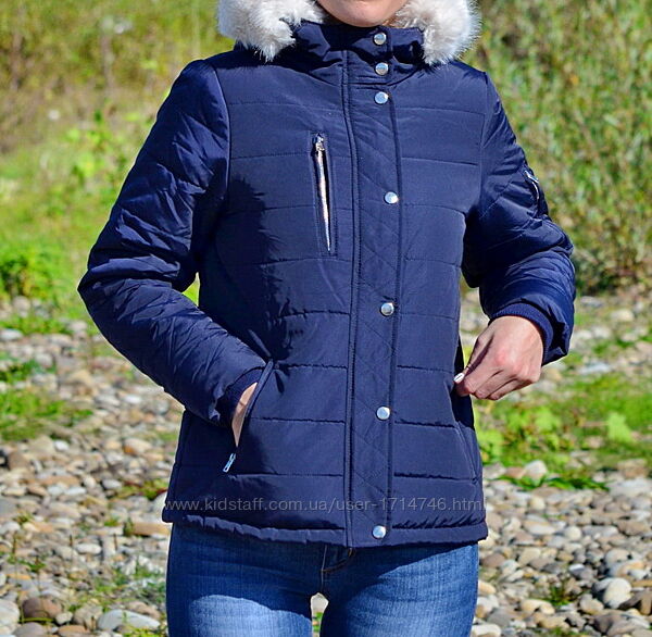 Жіноча курточка з капюшоном та хутром golddigga