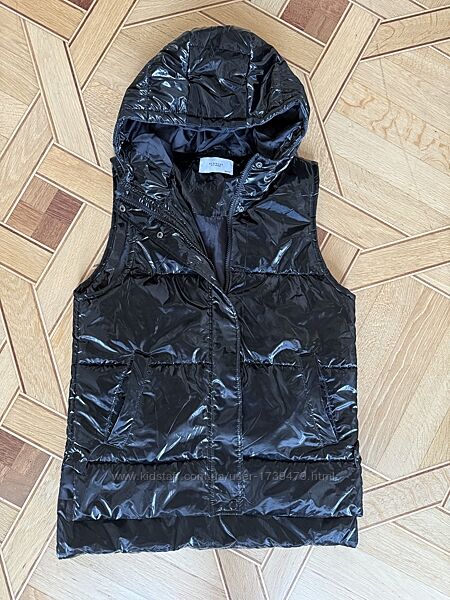 Стьобаний жилет жилетка чорна Reserved лакова 164 см з капюшоном