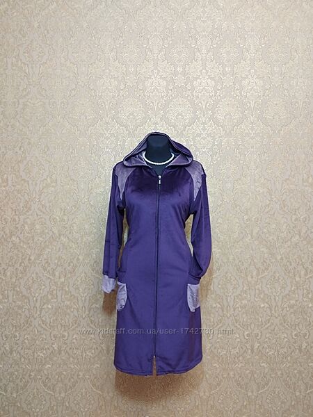 Жіночий велюровий халат на блискавці з капюшоном, кишенями та поясом.