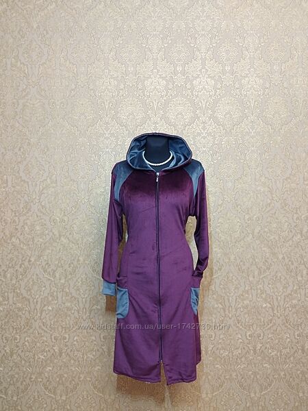 Жіночий велюровий халат на блискавці з капюшоном, кишенями та поясом.