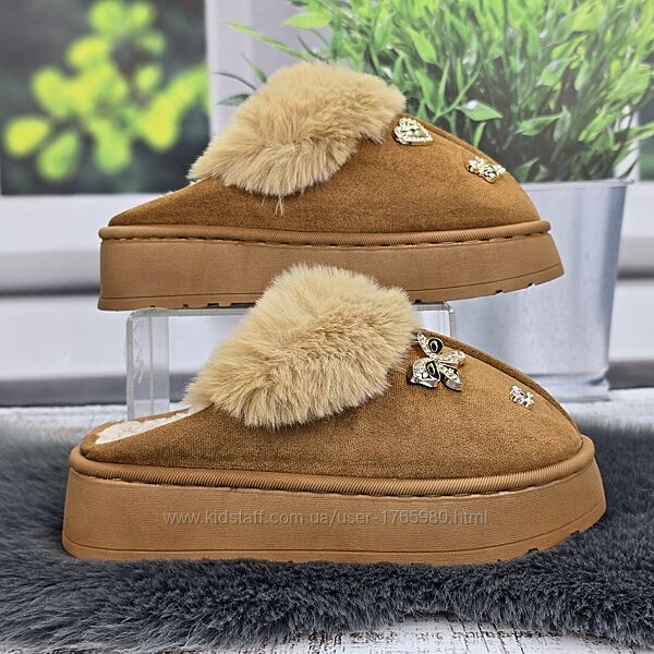 Тапочки-угги женские коричневые с украшениями утепленные 8130