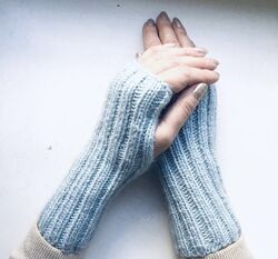 Вязаные варежки и митенки женские, связанные вручную