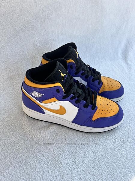 Кросівки хайтопи фірми jordan 40 розміру за устілкою 25,5 см.