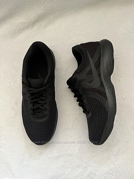Кроссовки фирмы nike 38,5 размера по стельке 25 см.