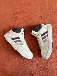 Кросівки фірми adidas 38.5 розміру по устілці 25 см.