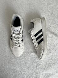 Кроссовки фирмы adidas 38,5 размера по стельке 24,5 см.