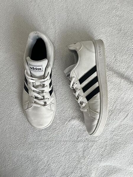 Кроссовки фирмы adidas 38,5 размера по стельке 24,5 см.
