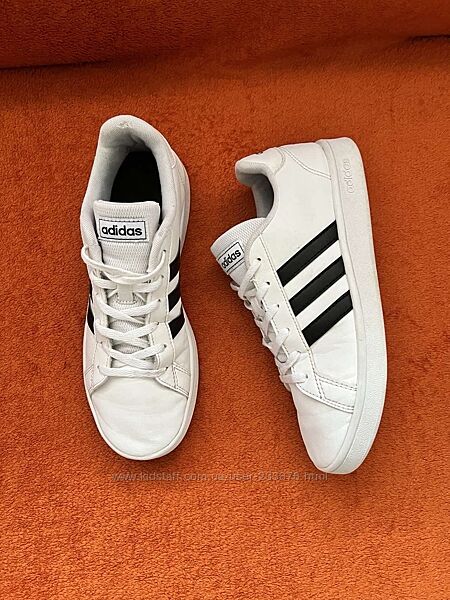 Кроссовки фирмы adidas 38,5 размера по стельке 24,5 см.