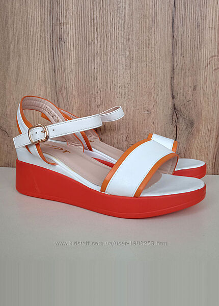 Нові жіночі босоніжки, яскраві сандалі на платформі білі з червоним сток 39
