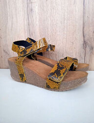 Нові шкіряні босоніжки гірчичні зі зміїним принтом на платформі липучках 37