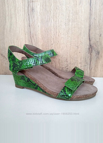 Нові шкіряні босоніжки жіночі на липучках і танкетці, зміїний принт літо 37
