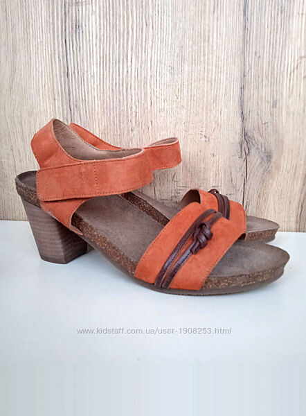 Нові натуральні жіночі босоніжки бежеві на стійких підборах, замша шкіра 37