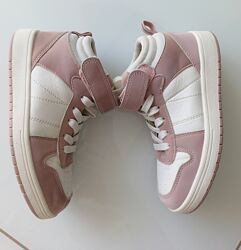 Легкі кросівки на дівчинку