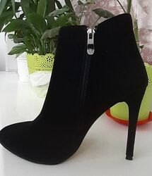 Продам замшевые  ботинки