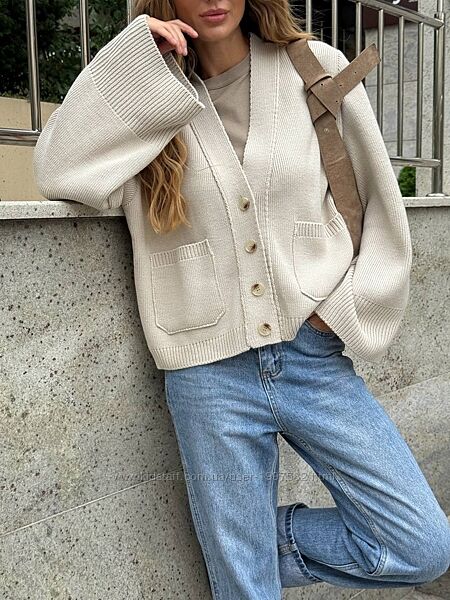 Кардиган має вільний крій і виготовлений із щільної трикотажної тканини. Пр