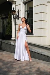 Вечірня сукня максі атласна з розрізом на нозі з бретелями з чашками