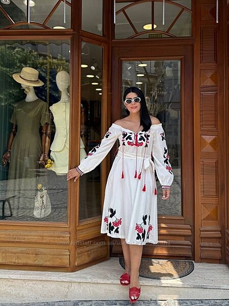 Сукня з вишивкою калина. Є підклад. Пояс в комплекті