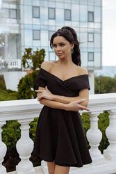 Елегантна та жіночна сукня, яка підкреслює витонченість фігури та додає обр
