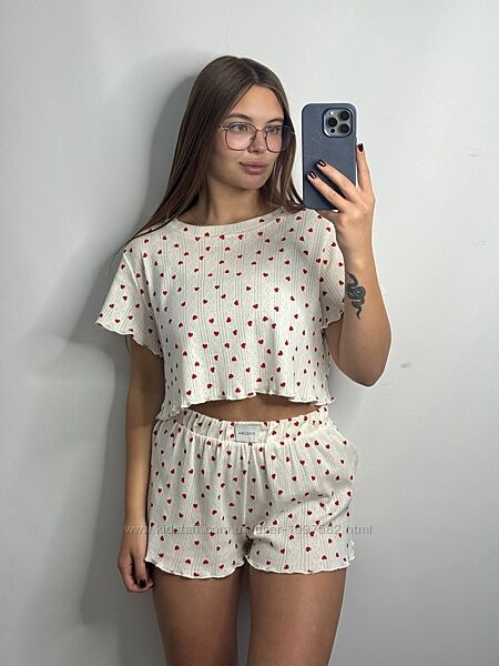 Легкий костюм для дому у трикотажній тканині. Футболка має укорочений з обр