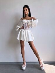 Атласна сукня з обємними рукавами та мереживом