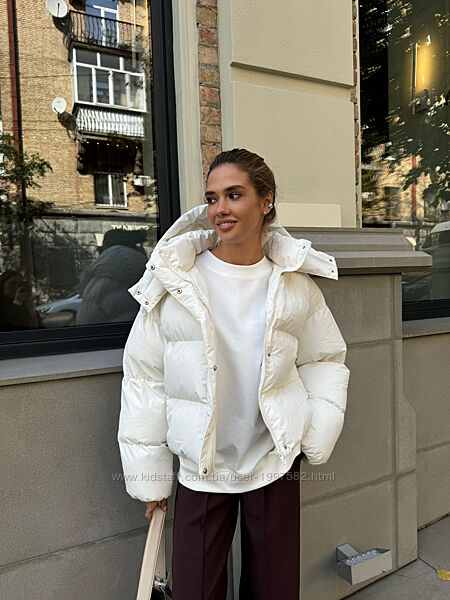 Пуфер на застібці і кнопках, знизу регулюється гумкою, є 2 внутрішні кишені