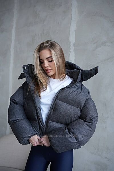 Пуфер на застібці і кнопках, знизу регулюється гумкою, є 2 внутрішні кишені