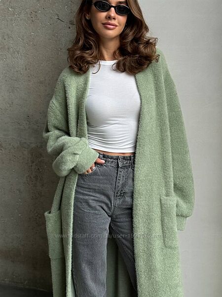 Жіночий лонгслів силуетного покрію, з відкритими швами на плечах. Лонг