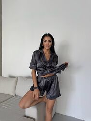 Піжама У комплекті зручна сорочка, шорти та резинка для волосся. Ідеальний