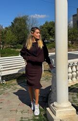 Костюм. Це стильна двійка спідниця і куртка на кнопках з мікровельвету, що