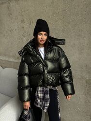 Пуфер на застібці і кнопках, знизу регулюється гумкою, є 2 внутрішні кишені