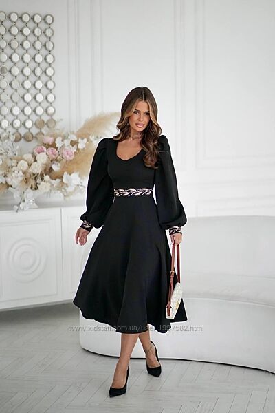 7559 Сукня з вишивкою на талії та манжетах.  Вишукана сукня довжини міді з 